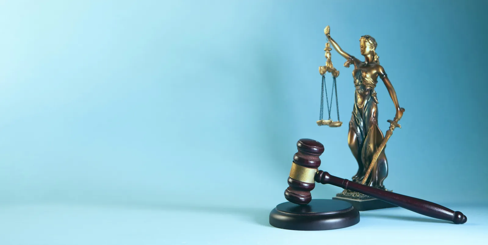 Lady Justice and a gavel representing New York personal injury law